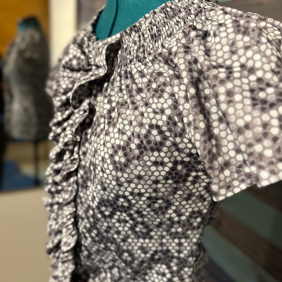 THE LIMITED - Women’s STRETCH TOP short sleeve RUFFLE Sz S Dots - NEUTRA… - Picture 5 of 8